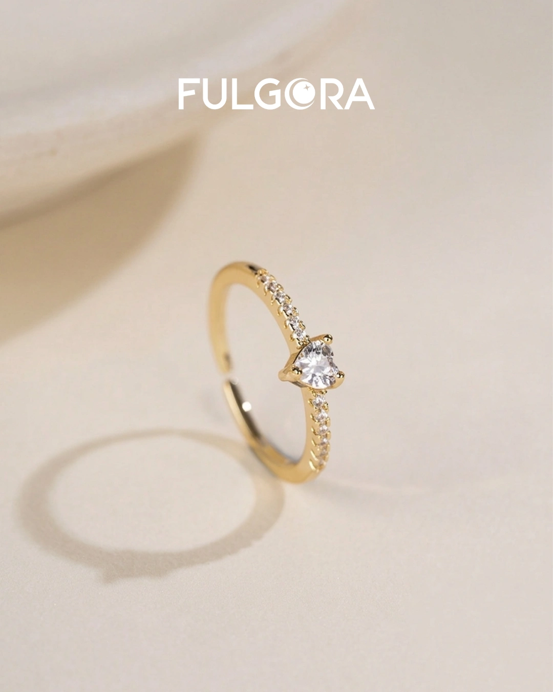 Anillo con forma de corazón mini con circonita cúbica chapado en oro