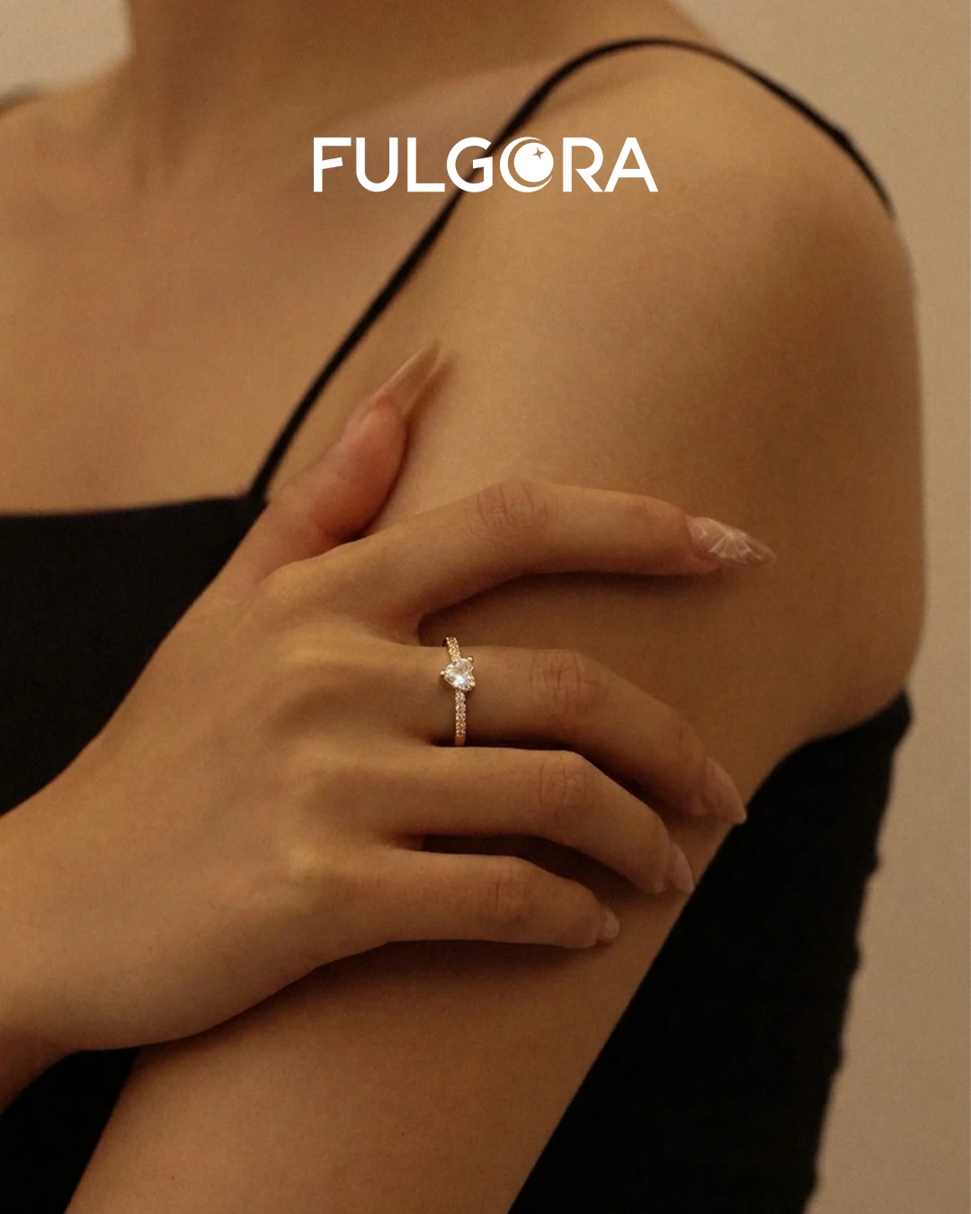 Anillo con forma de corazón mini con circonita cúbica chapado en oro