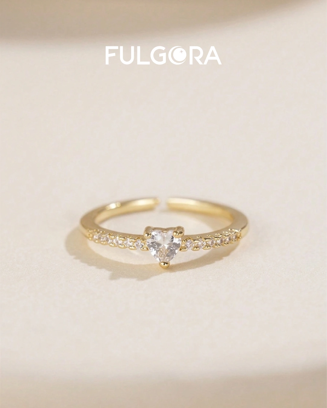 Anillo con forma de corazón mini con circonita cúbica chapado en oro
