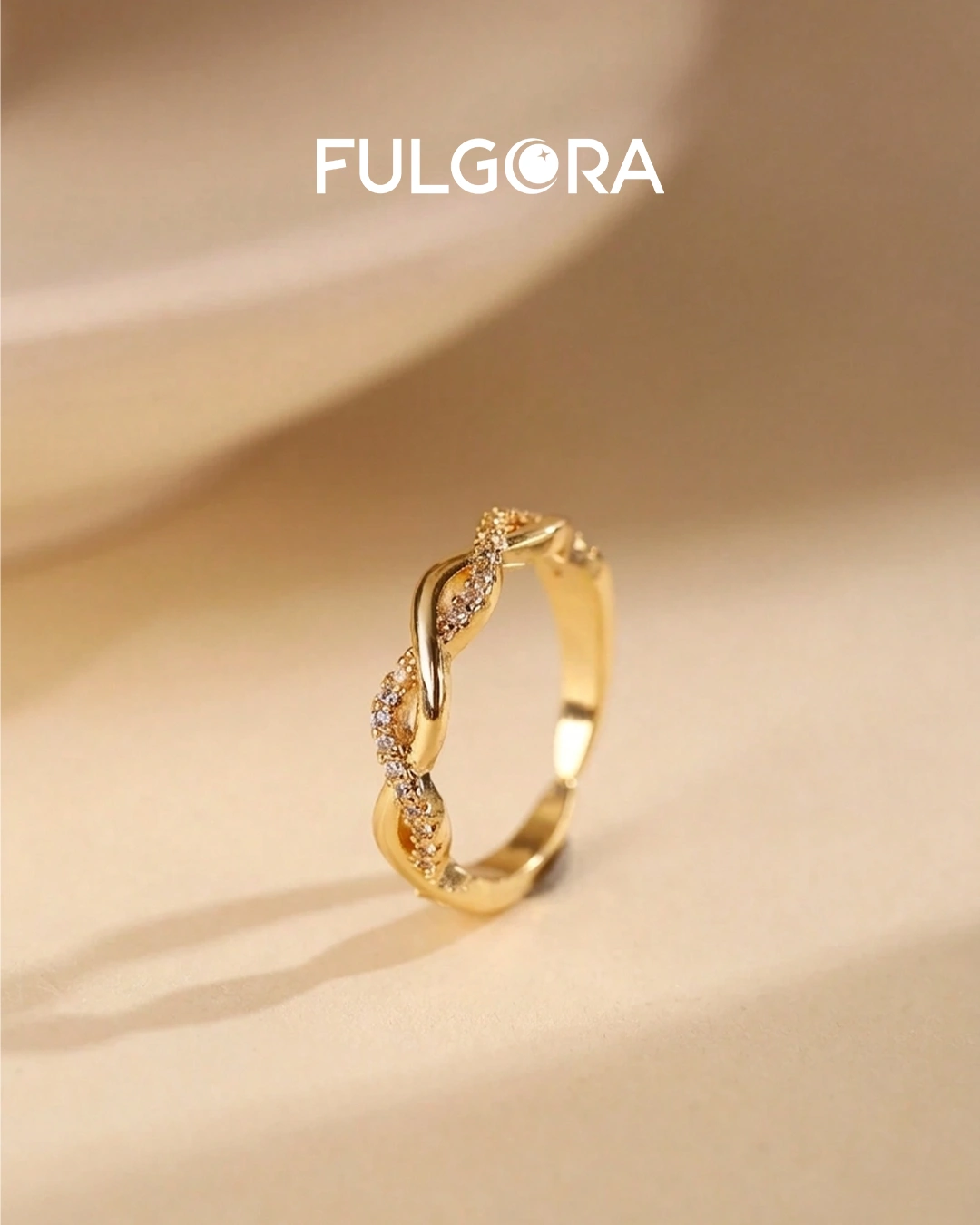 Anillo de espiral envolvente con circonita cúbica bañado en oro