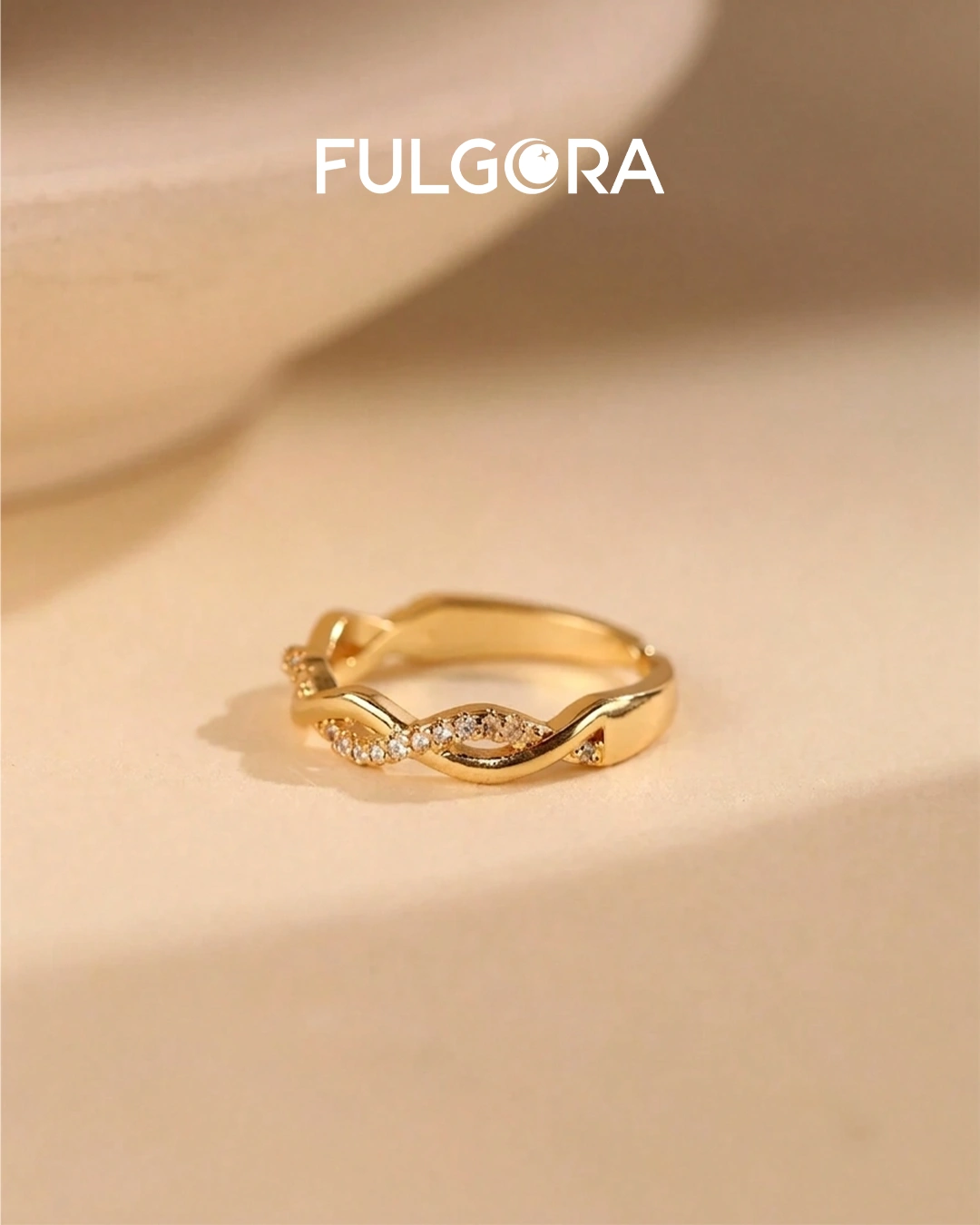 Anillo de espiral envolvente con circonita cúbica bañado en oro