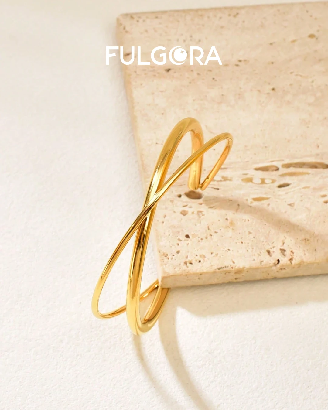 Pulsera de acero inoxidable chapada en oro de 18K con diseño cruzado