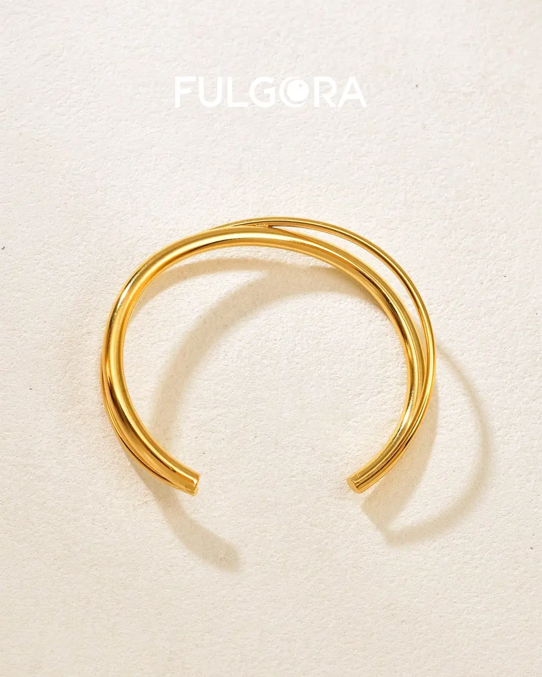 Pulsera de acero inoxidable chapada en oro de 18K con diseño cruzado