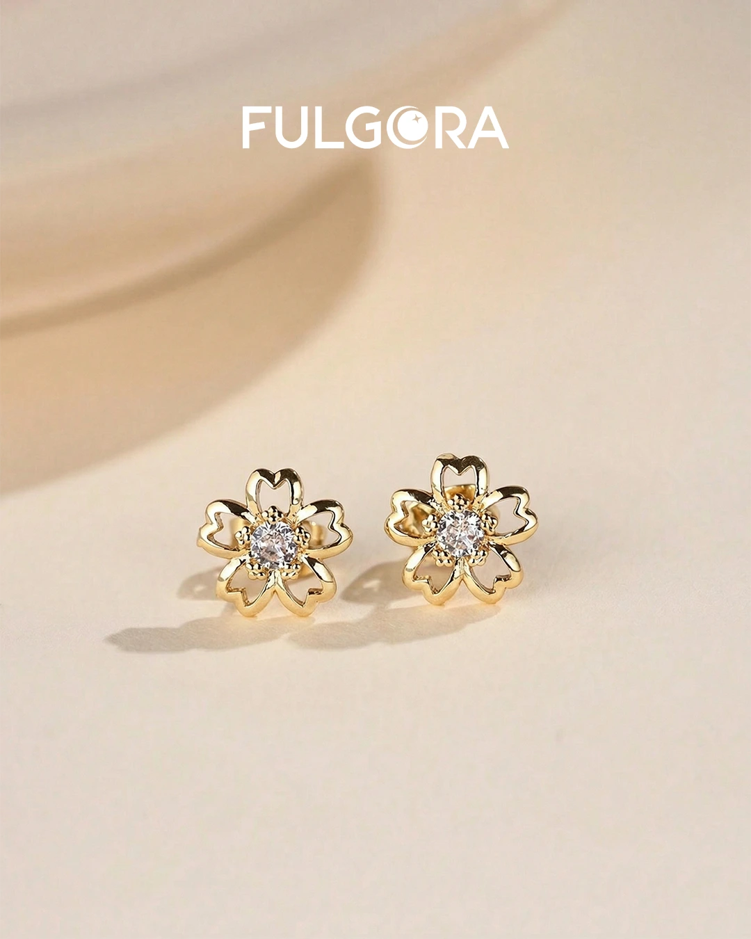 Pendientes Flor de Cerezo con Circonita Cúbica Chapados en Oro 18K