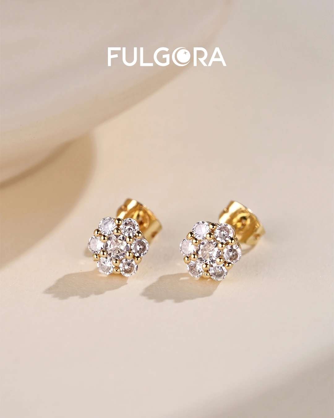 Pendientes Minimalistas Botón Floral - Oro y Circonitas Brillantes