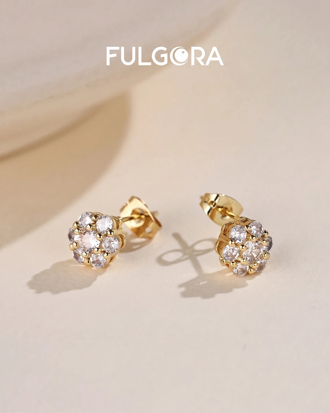 Pendientes Minimalistas Botón Floral - Oro y Circonitas Brillantes