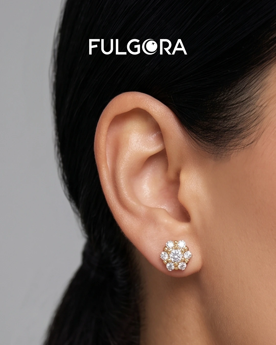 Pendientes Minimalistas Botón Floral - Oro y Circonitas Brillantes