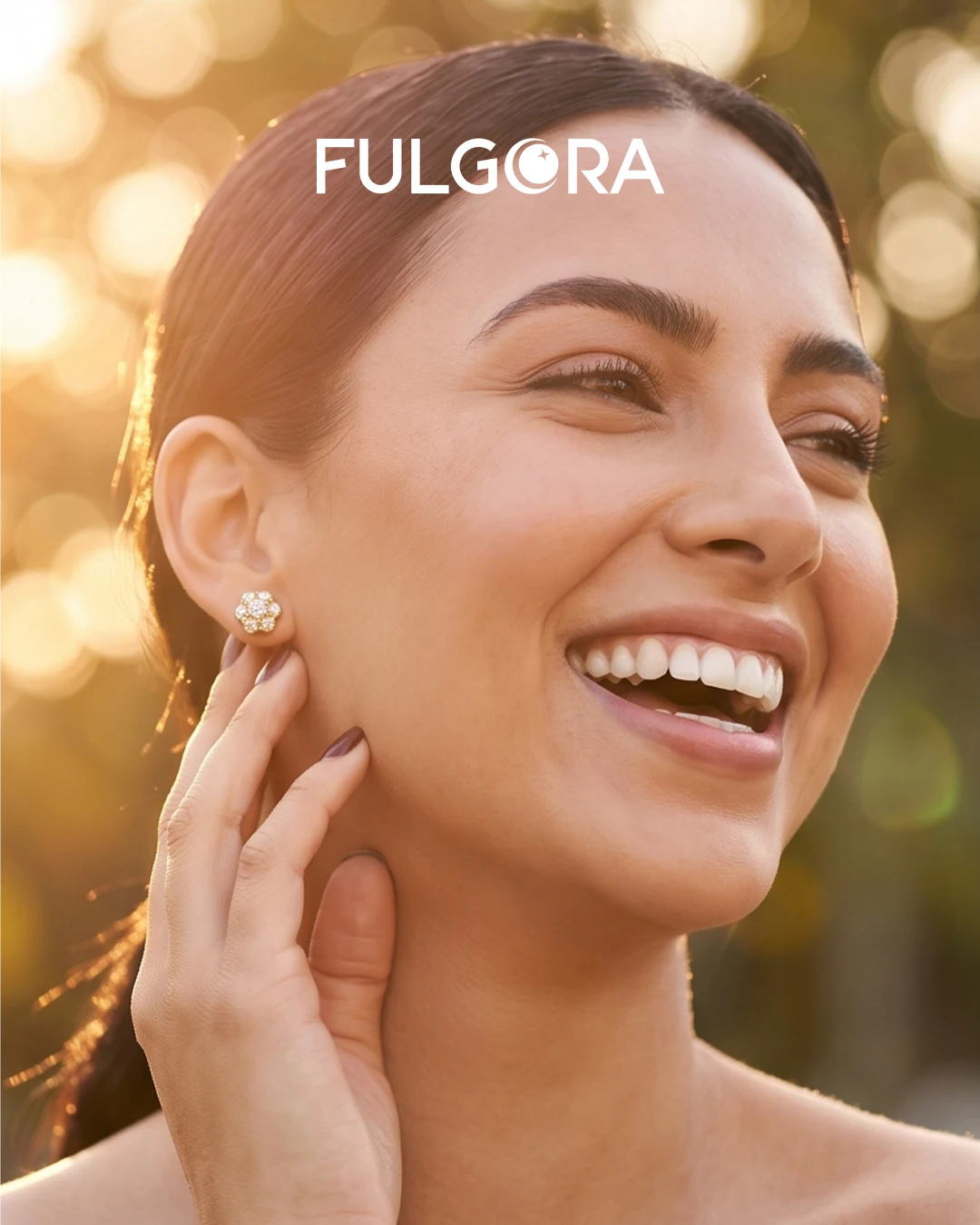 Pendientes Minimalistas Botón Floral - Oro y Circonitas Brillantes