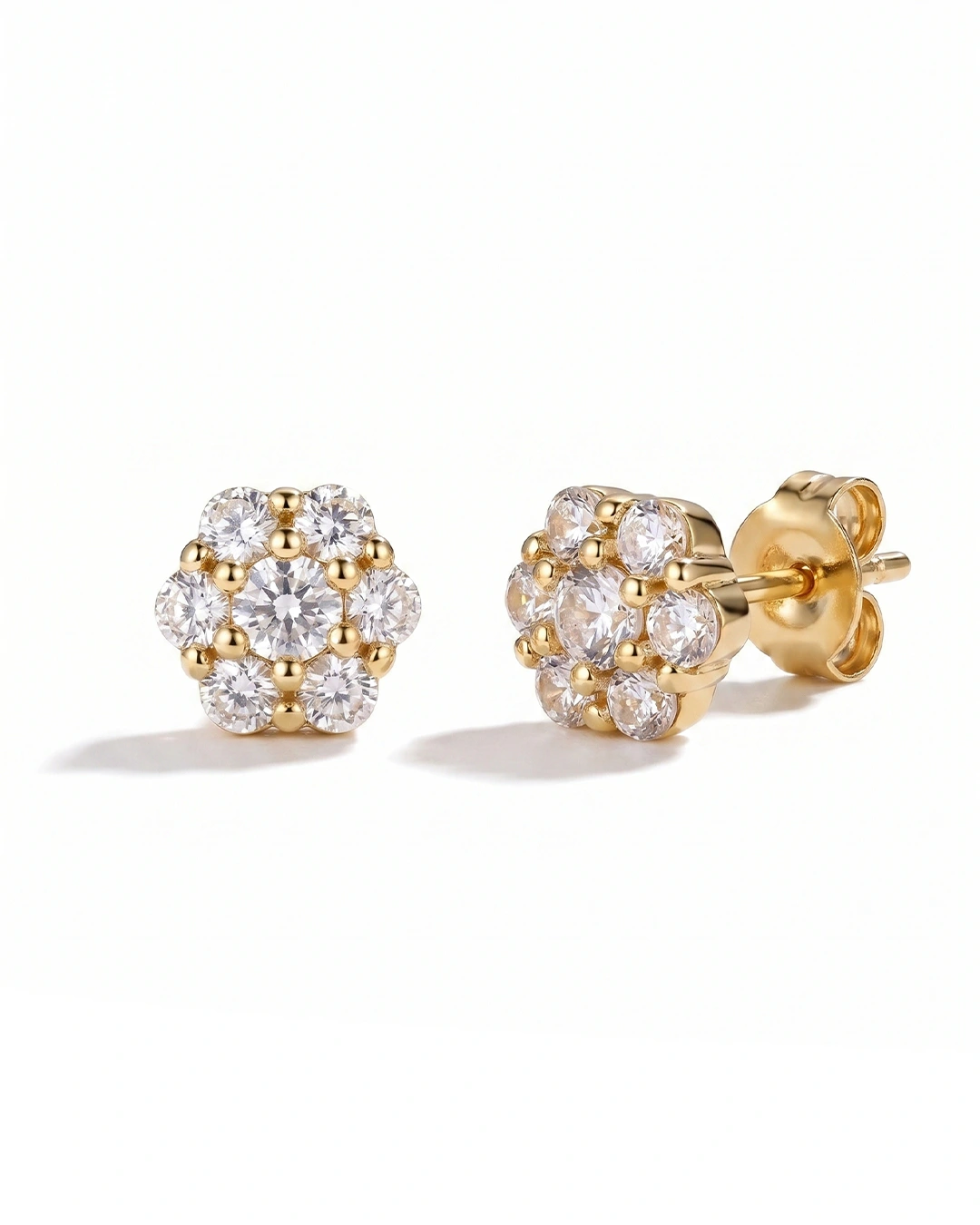 Pendientes Minimalistas Botón Floral - Oro y Circonitas Brillantes