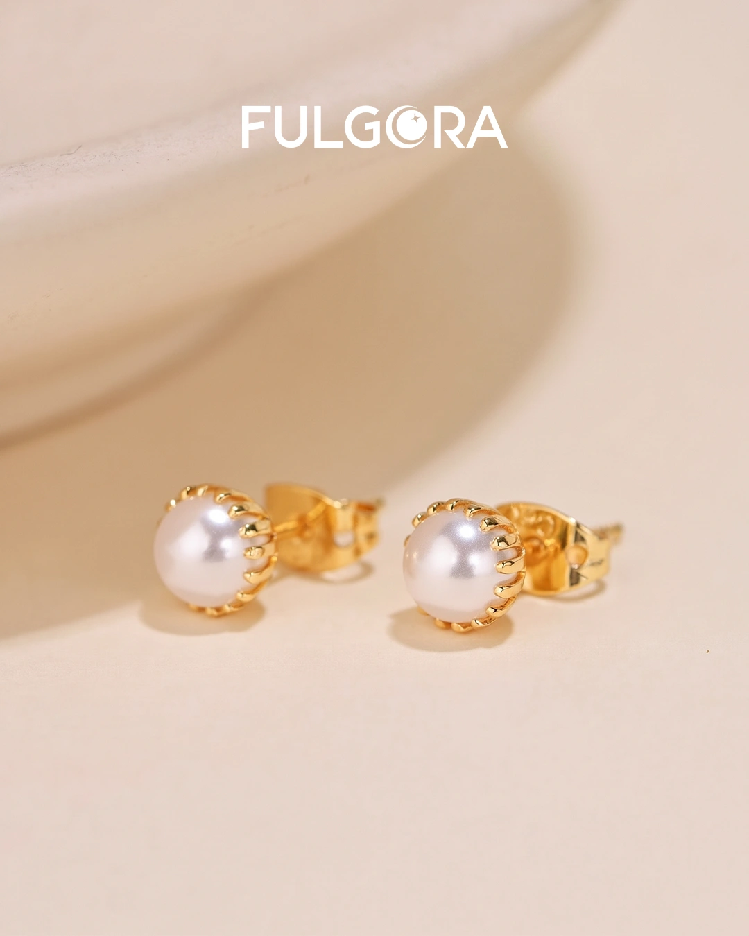 Pendientes Clásicos de Perla - Oro y Diseño Escamado
