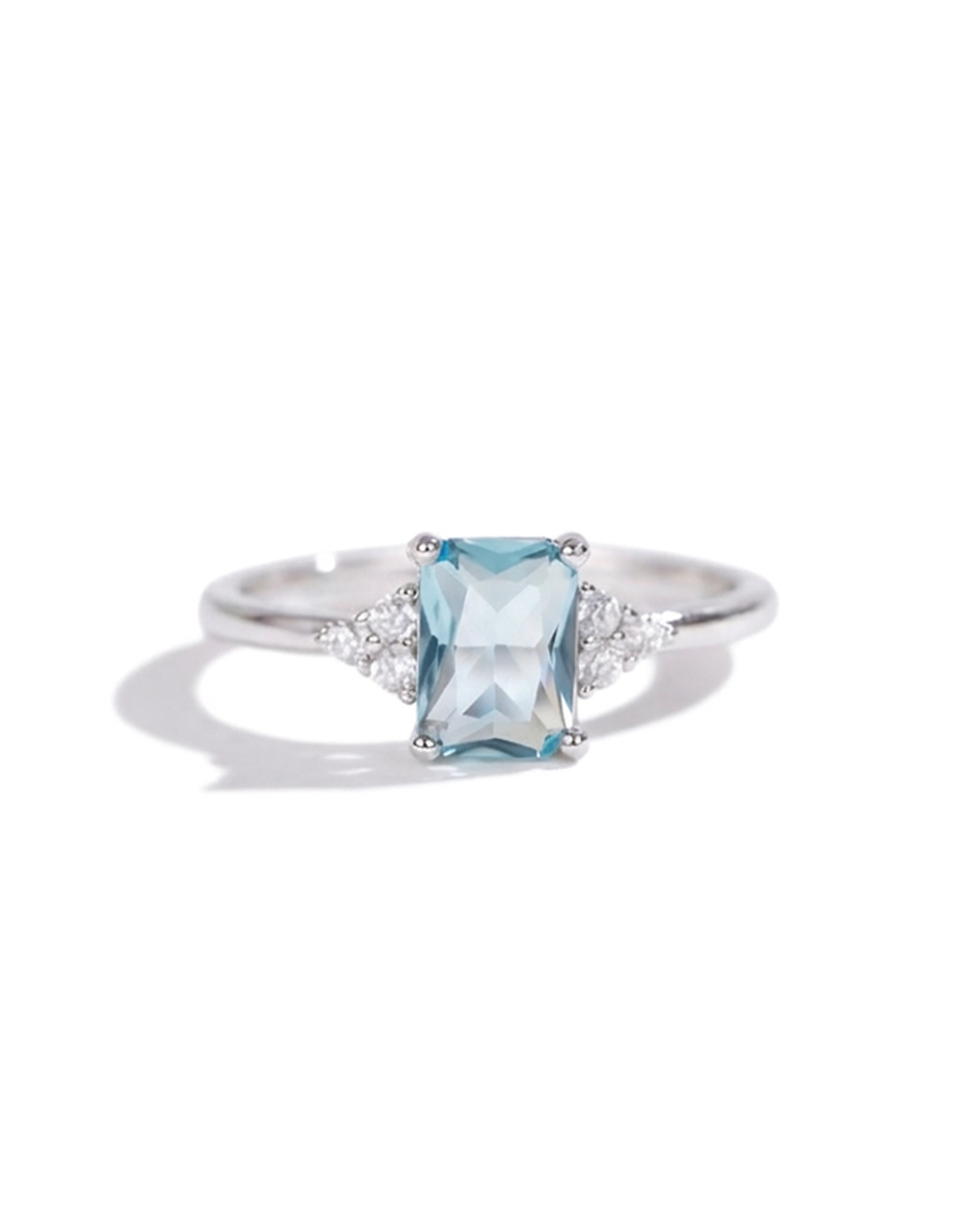 Anillo Minimalista Rectangular - Plata y Circonita Azul
