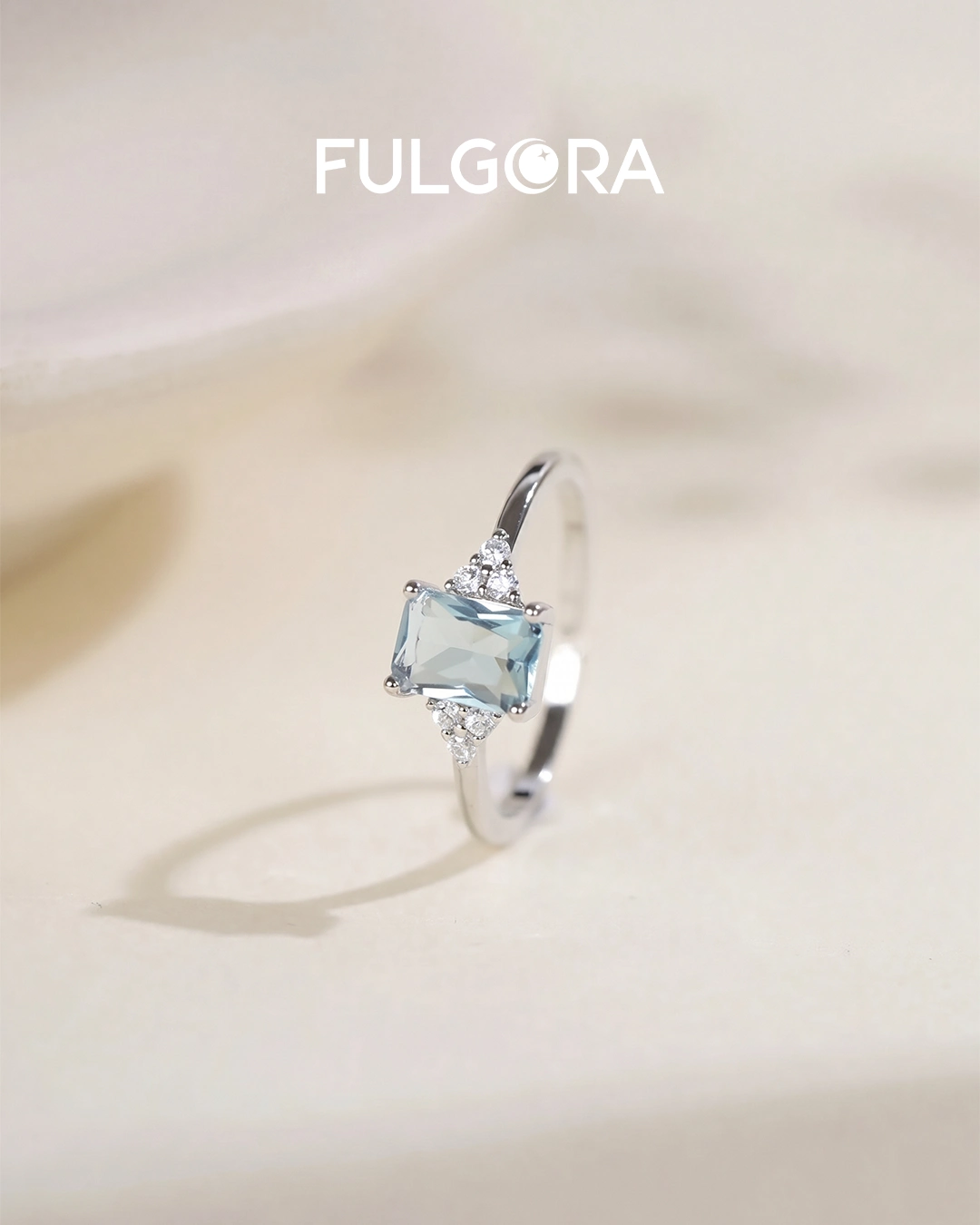 Anillo Minimalista Rectangular - Plata y Circonita Azul