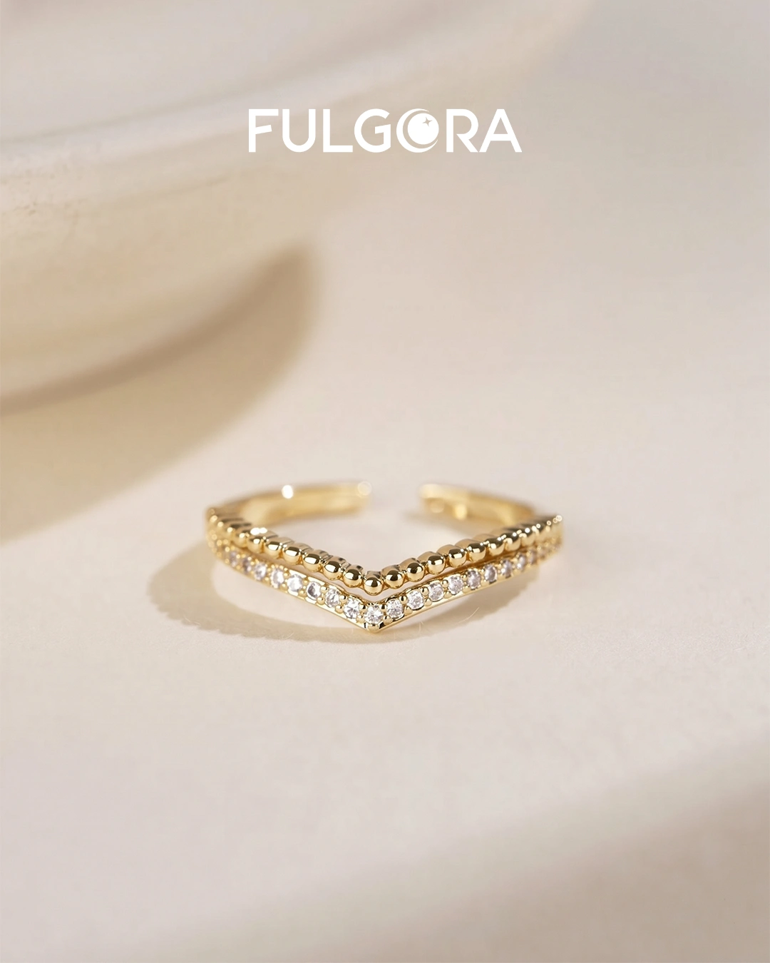 Anillo Minimalista Ondulado - Oro y Circonitas