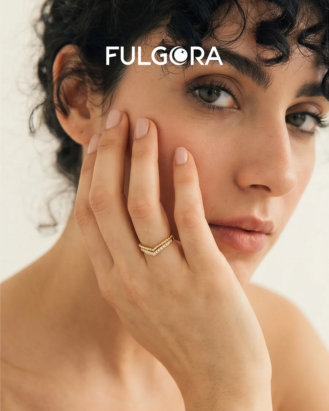 Anillo Minimalista Ondulado - Oro y Circonitas