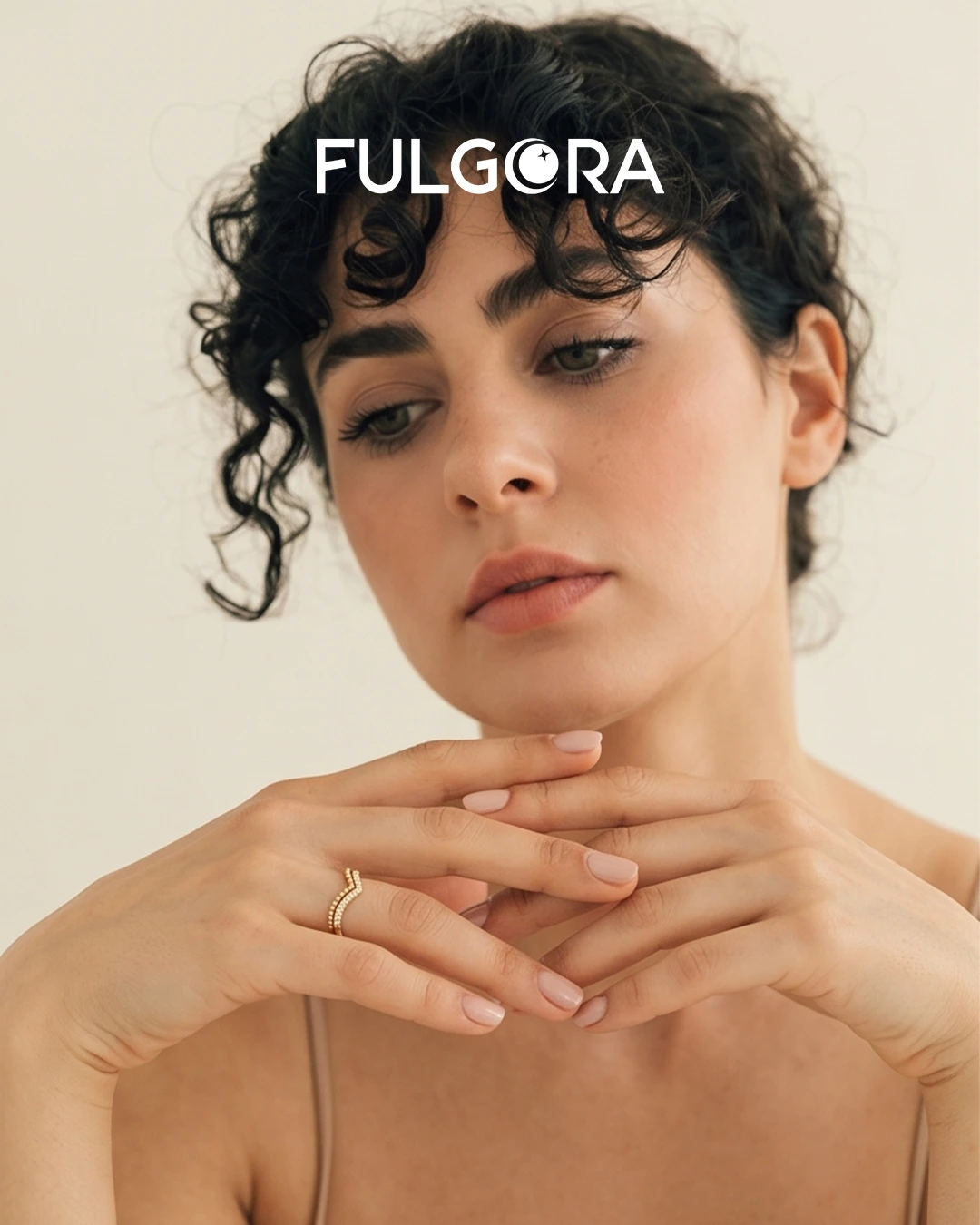 Anillo Minimalista Ondulado - Oro y Circonitas