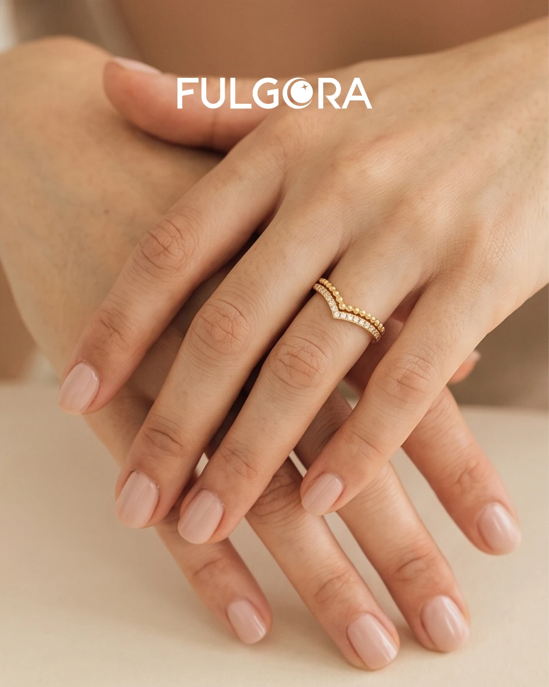 Anillo Minimalista Ondulado - Oro y Circonitas
